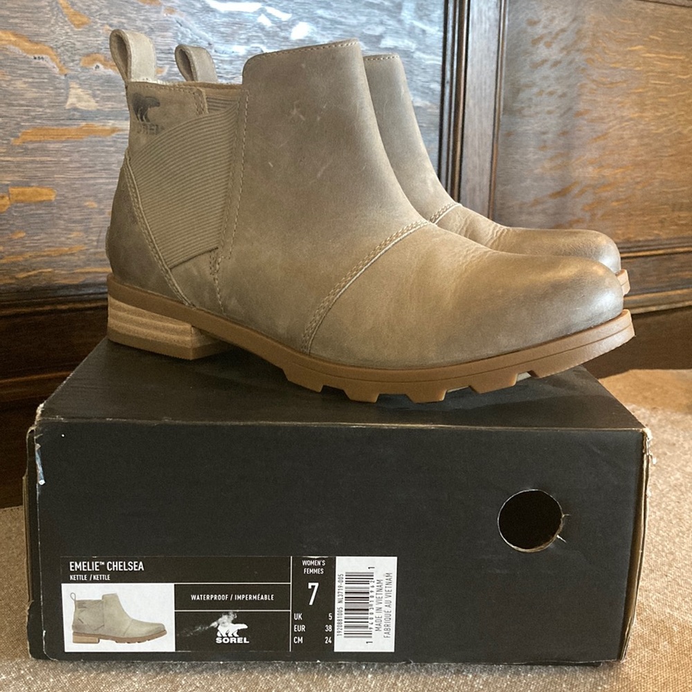 SOREL Emelie Chelsea Waterproof Boot Size 7 / 38